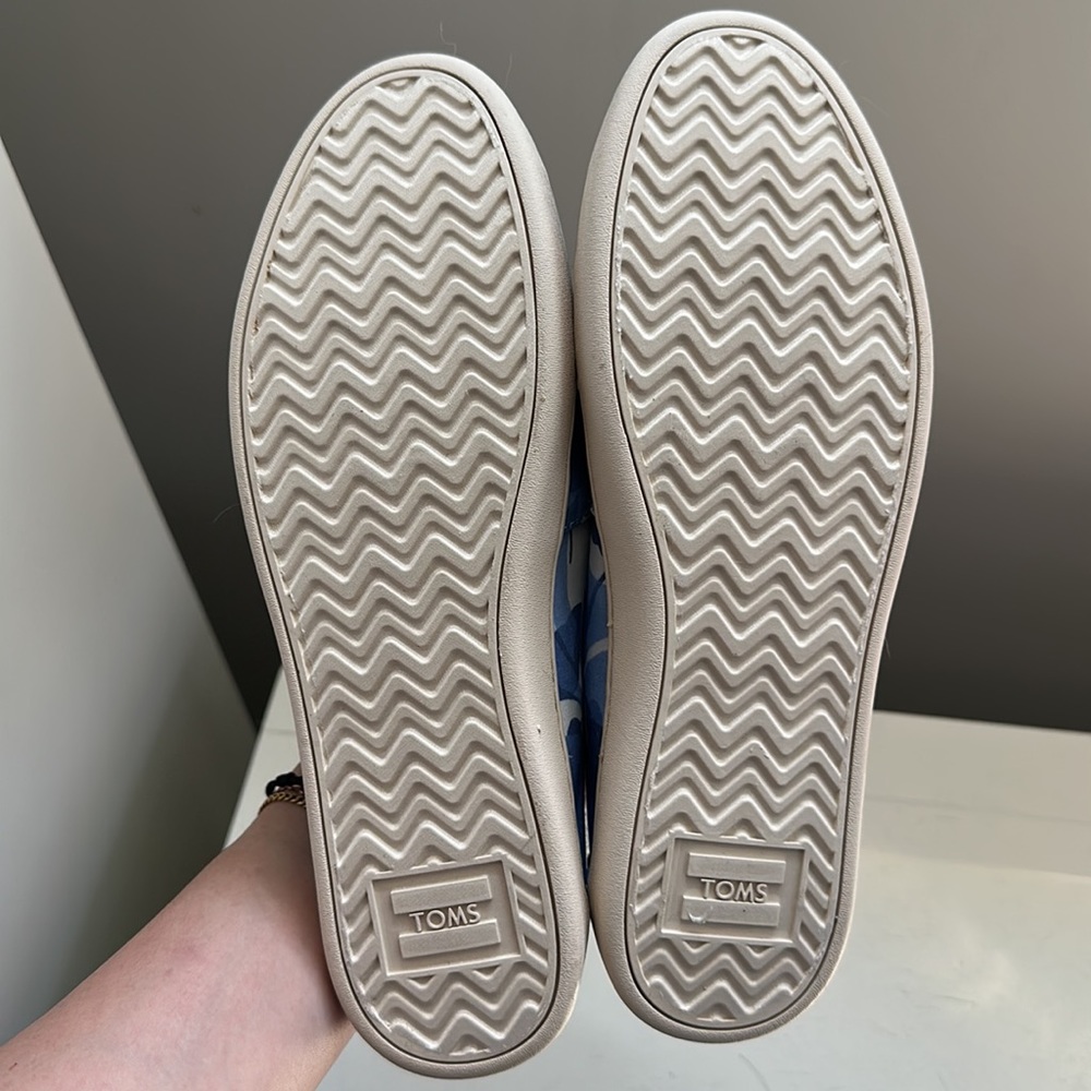 TOMS - Picture 3 of 3